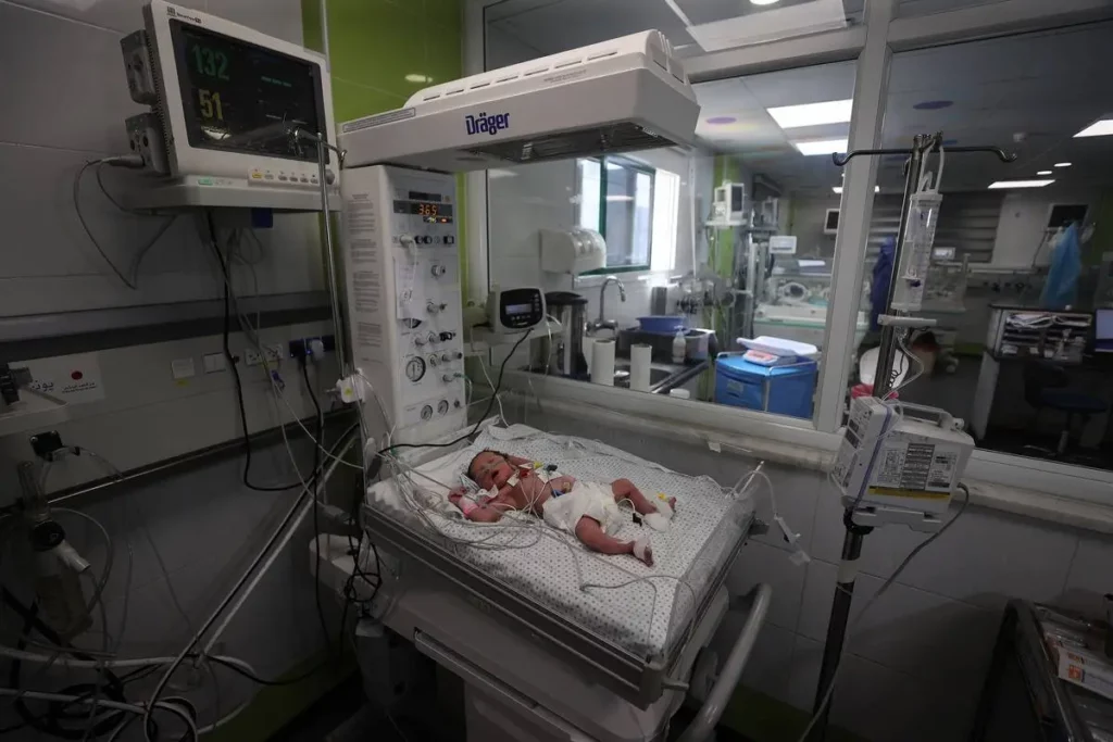 Recém nascido no Hospital Nasser após sua mãe ser morta por um bombardeio israelense em Khan Yunis, na Faixa de Gaza, em 24 de outubro de 2023 [Mustafa Hassona/Agência Anadolu]