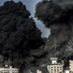 A fumaça negra sobe enquanto os ataques aéreos israelenses e o fogo de artilharia continuam na Cidade de Gaza, Gaza, em 25 de outubro de 2023 [Ali Jadallah/Agência Anadolu]