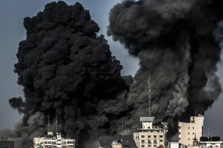 A fumaça negra sobe enquanto os ataques aéreos israelenses e o fogo de artilharia continuam na Cidade de Gaza, Gaza, em 25 de outubro de 2023 [Ali Jadallah/Agência Anadolu]