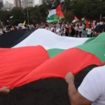 Ato em frente ao estádio do Pacaembu ao final da carreata pelo fim do massacre palestino, em São Paulo em 15 de maio de 2021 [Foto Lina Bakr]