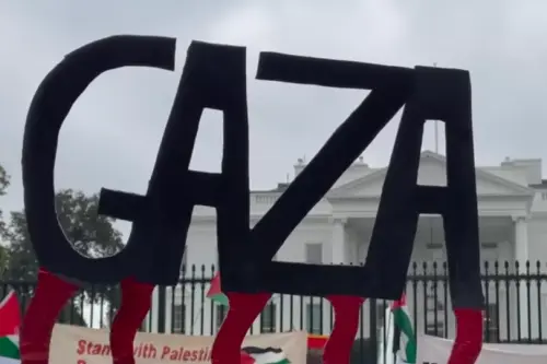 Em Washington, capital dos Estados Unidos, milhares marcharam em direção à Casa Branca com gritos de “Palestina Livre”, pedindo o fim dos ataques à Gaza. Os cartazes levamos pelos manifestantes pediam também o “Fim da ocupação” . Os protestos foram divulgados por mídias locais e internacionais