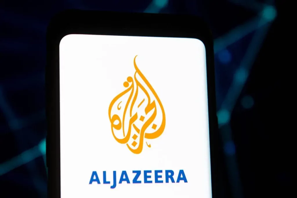 Logotipo da Al Jazeera, em 23 de março de 2023 [Mateusz Slodkowski/LightRocket via Getty Images]