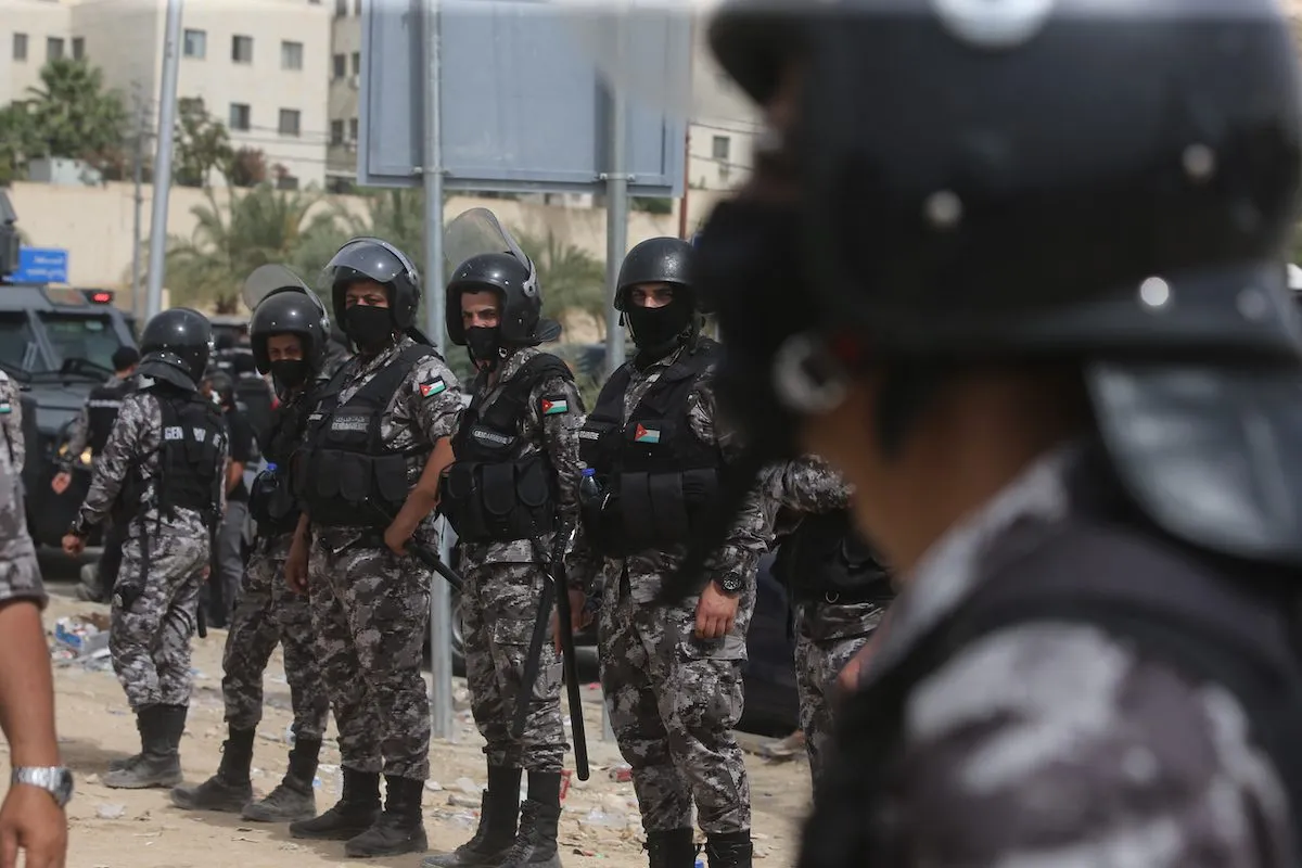 Polícia jordaniana próximo à fronteira com o território designado Israel, em al-Karama [Jordan Pix/Getty Images]