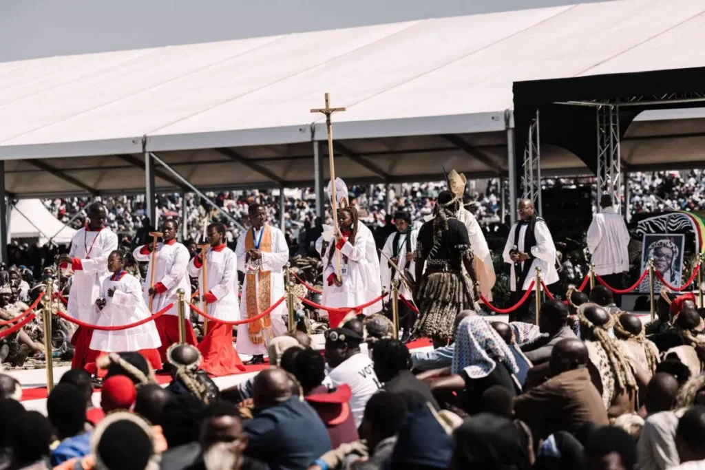 Cristãos anglicanos realizam funeral em Ulundi, na África do Sul, em 16 de setembro de 2023 [Rajesh Jantilal/AFP via Getty Images]