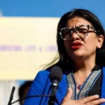 Rashida Tlaib, membro da Câmara dos Representantes dos EUA, em frente ao Capitólio, em Washington DC, 19 de setembro de 2023 [Anna Moneymaker/Getty Images]