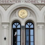 Pomba voa das janelas do Centro Nobel após anúncio do Prêmio Nobel da Paz de 2023, em Oslo, Noruega, 6 de outubro de 2023 [Frederik Ringnes/NTB/AFP via Getty Images]