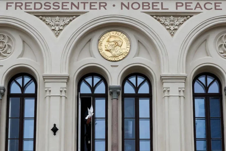 Pomba voa das janelas do Centro Nobel após anúncio do Prêmio Nobel da Paz de 2023, em Oslo, Noruega, 6 de outubro de 2023 [Frederik Ringnes/NTB/AFP via Getty Images]