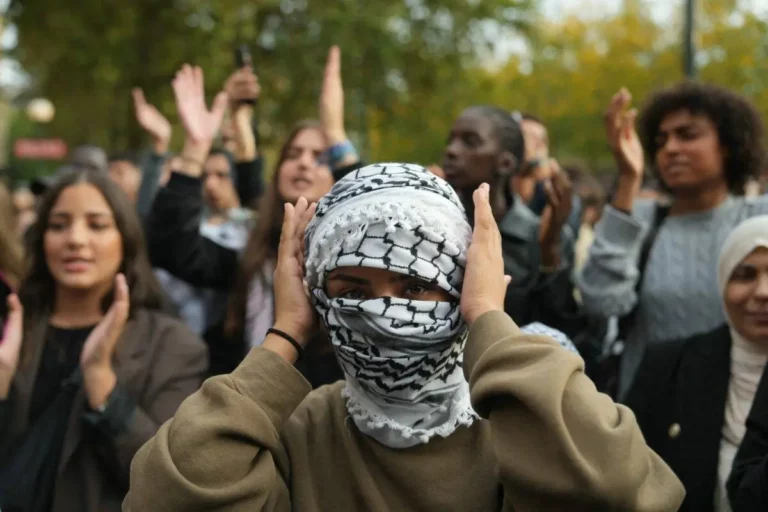 Um manifestante ajusta seu Keffiyeh em 12 de outubro de 2023 [DIMITAR DILKOFF/AFP via Getty Images]