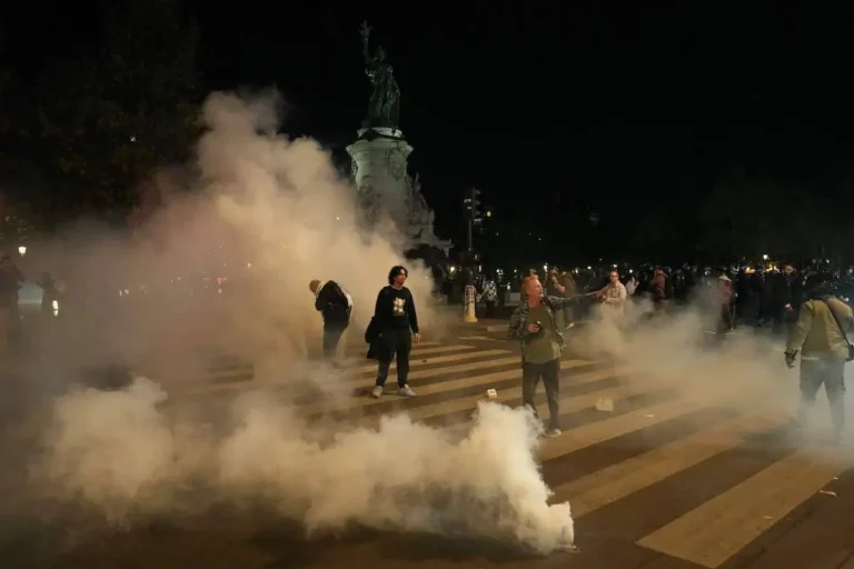 Manifestantes sob nuvens de gás lacrimogêneo enquanto a polícia tenta dispersar uma manifestação não autorizada em apoio aos palestinos na Place de la Republique, em Paris, em 12 de outubro de 2023. [DIMITAR DILKOFF/AFP via Getty Images]