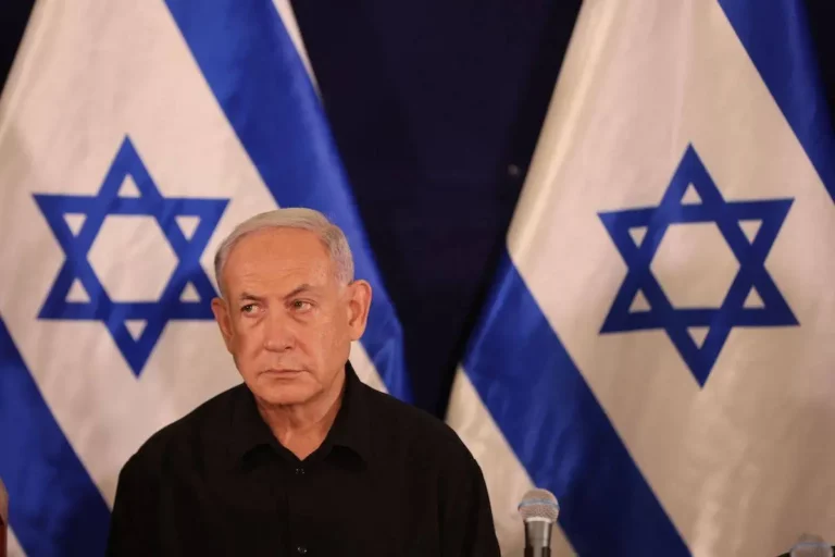 Primeiro-ministro de Israel, Benjamin Netanyahu, em Tel Aviv, em 28 de outubro de 2023 [Abir Sultan/AFP via Getty Images]