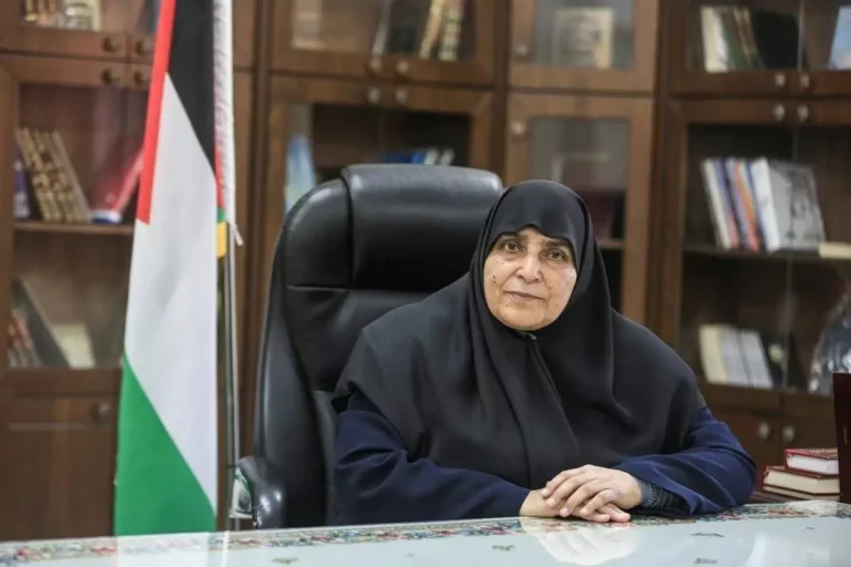 Jamila al-Shanti, membro do gabinete político do movimento Hamas, morta por um bombardeio israelense a Gaza, na madrugada de 19 de outubro de 2023 [Reprodução]