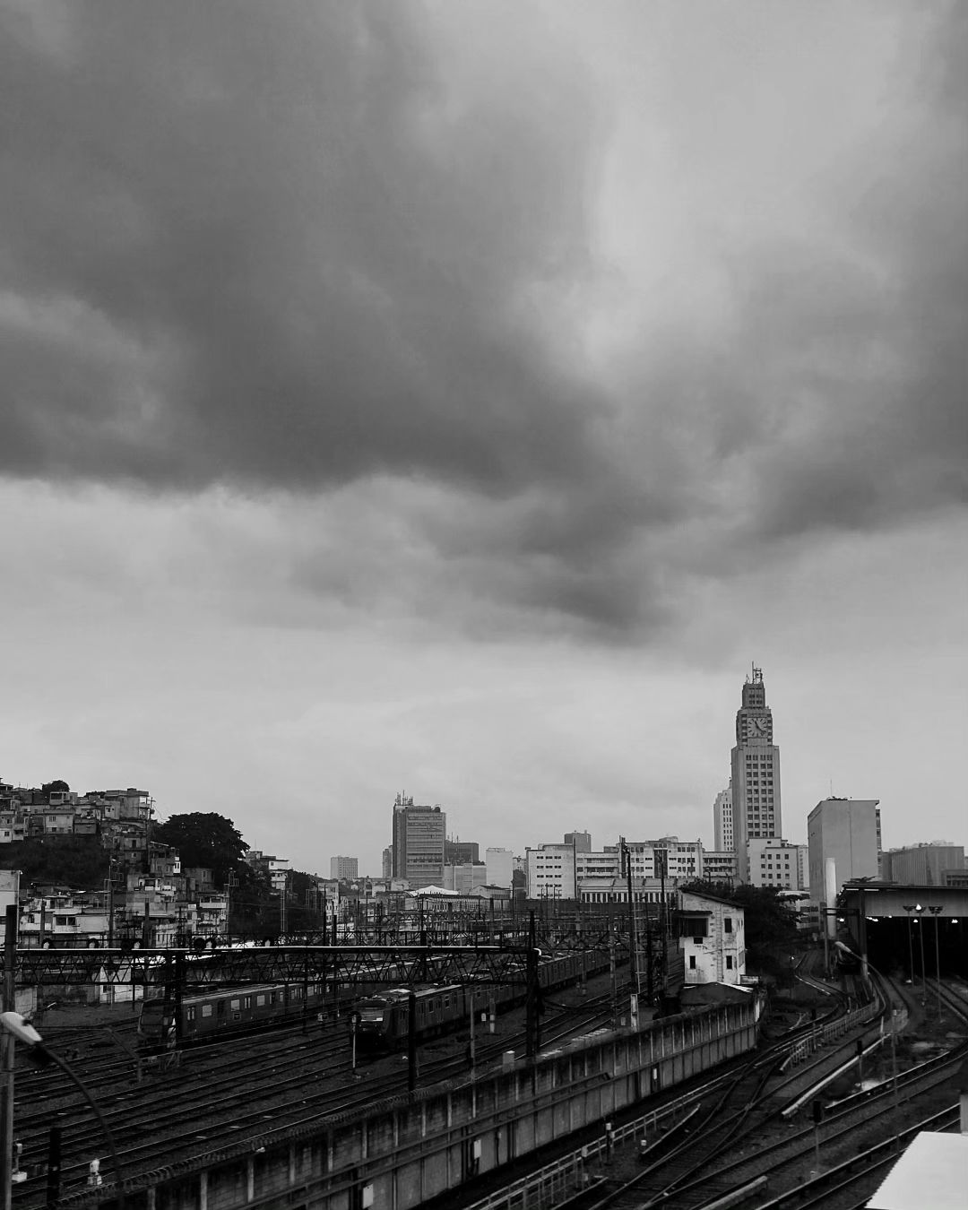 O sistema Alerta Rio prevê pancadas de chuva moderada a forte no Rio de Janeiro até quarta-feira (01/11). As chuvas serão rápidas e intensas, principalmente no período da tarde e noite.