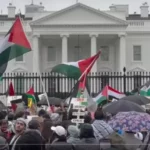 Manifestantes fazem protesto pela Palestina em frente à Casa Branca em 14 de outubro de 2023 em Washington, DC [Youtube]