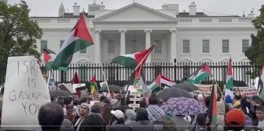 Manifestantes fazem protesto pela Palestina em frente à Casa Branca em 14 de outubro de 2023 em Washington, DC [Youtube]