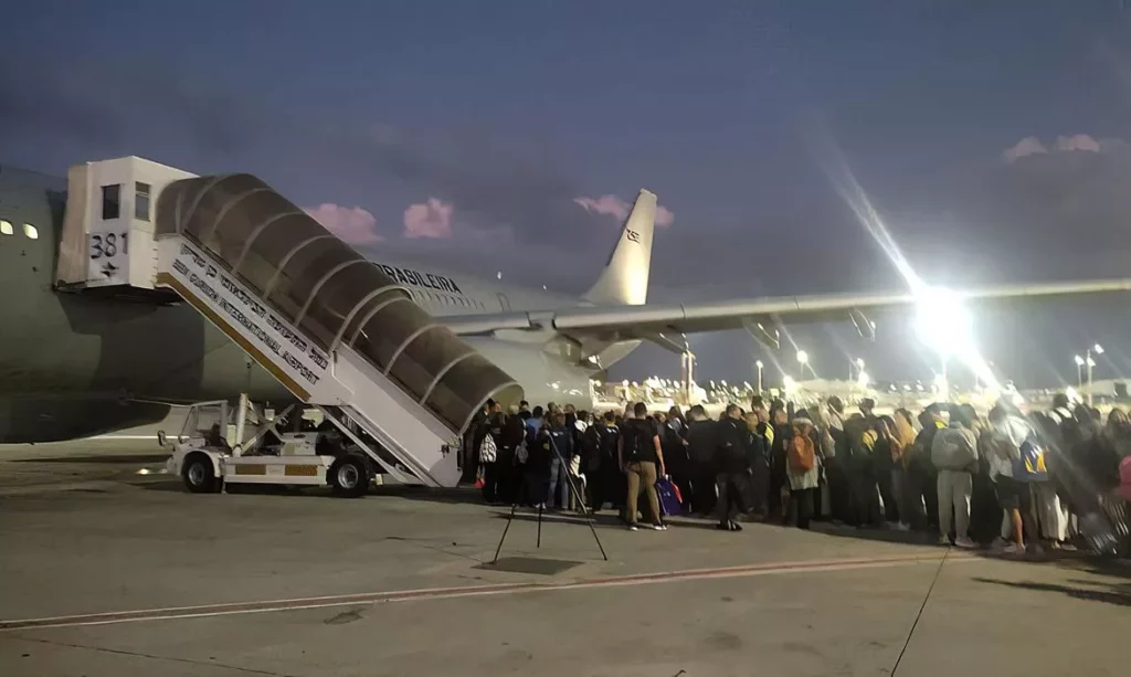 A primeira aeronave KC-30 (Airbus A330 200), da Força Aérea Brasileira (FAB), decolou de Tel Aviv, Israel, às 14h12 (horário de Brasília). A bordo, os 211 primeiros brasileiros resgatados após os conflitos recentes. [Força Aérea Brasileira]