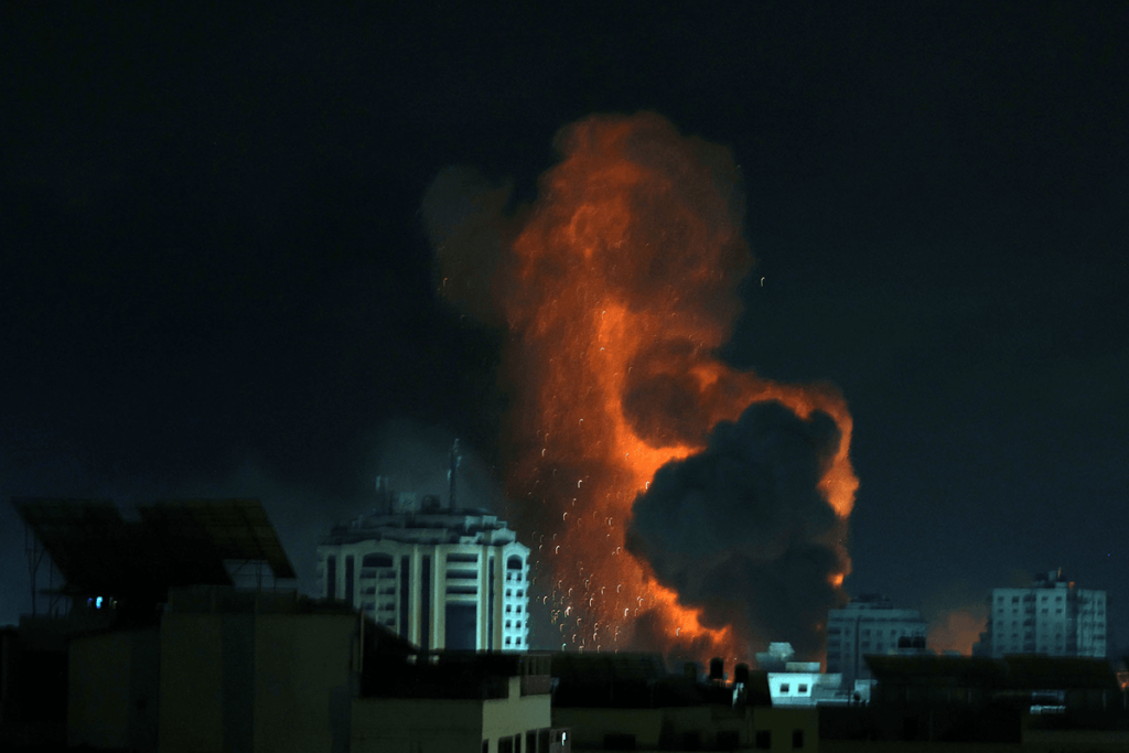 Fumaça sobe sobre os edifícios enquanto os ataques aéreos israelenses continuam no bairro de Al-Rimal na cidade de Gaza, Gaza, em 9 de outubro de 2023 [Mustafa Hassona/Anadolu Agency]