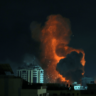 Fumaça sobe sobre os edifícios enquanto os ataques aéreos israelenses continuam no bairro de Al-Rimal na cidade de Gaza, Gaza, em 9 de outubro de 2023 [Mustafa Hassona/Anadolu Agency]