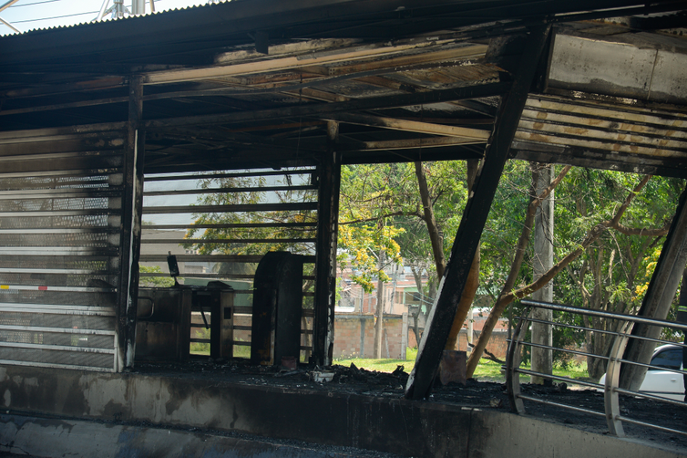 Estação do BRT após incêndio criminoso - Tomaz Silva/Agência Brasil