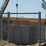 O exército egípcio fecha o portão de passagem da fronteira terrestre de Rafah do lado egípcio construindo altas barreiras de cimento em 14 de outubro de 2023 [@Sinaifhr/X]