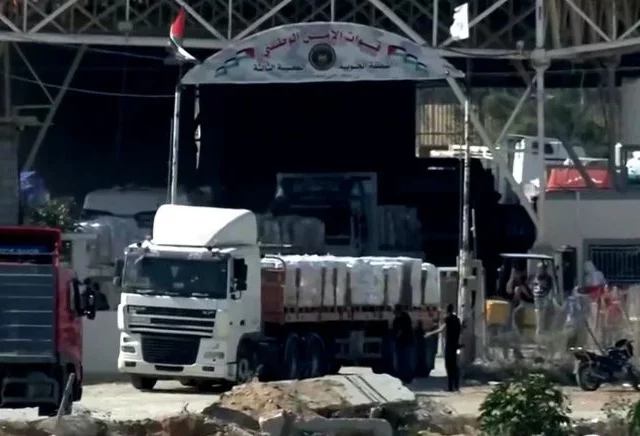 Caminhões com ajuda humanitária entram na Faixa de Gaza. YouTube/Reprodução