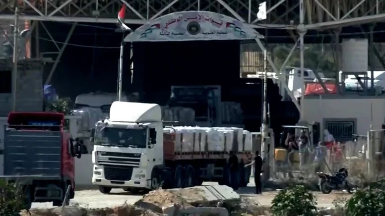 Caminhões com ajuda humanitária entram na Faixa de Gaza. YouTube/Reprodução