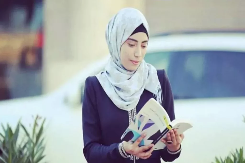 A poeta e romancista palestina Heba Abu Nada