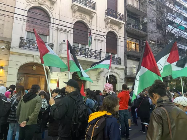 Argentinos protestam em frente à embaixada de Israel contra os ataques à Gaza [Resumen Latinoamericano]