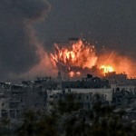 Explosão registrada durante bombardeiro israelense ao norte da Faixa de Gaza neste sábado (14) - Aris Messinis / AFP