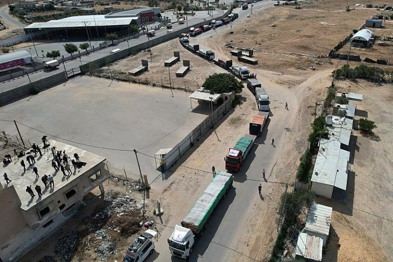 Comboio humanitário, com 20 caminhões, chega à Faixa de Gaza no sábado (21) - Mohammed ABED / AFP