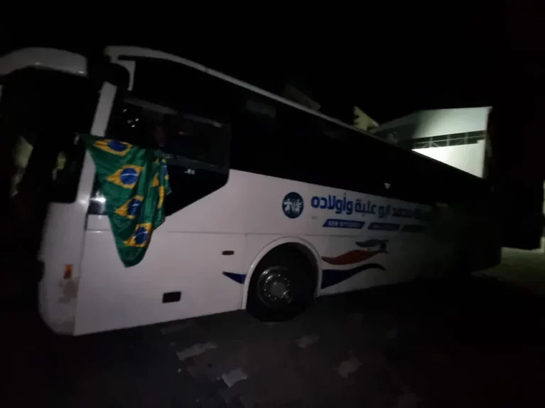 Ônibus que irá retirar brasileiros da área de bombardeios em Gaza partirá na manhã deste sábado para Khan Yunis — Foto: Shahed Al-Banna/Reprodução