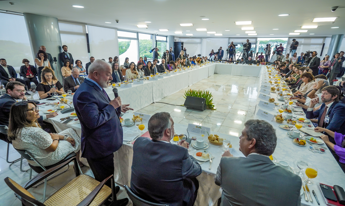 "Dificilmente chegaremos à meta de déficit zero em 2024", diz Lula