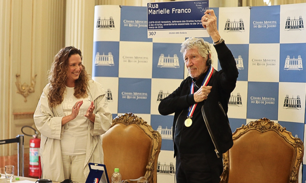 Roger Waters recebe Medalha Pedro Ernesto na Câmara do Rio de Janeiro