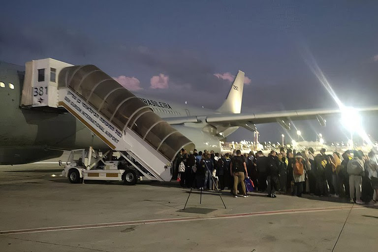 Para recepcionar passageiros que chegam ao Brasil nas aeronaves da Força Aérea Brasileira (FAB), o Ministério da Saúde (MS) disponibilizou quatro voluntárias da Força Nacional do SUS - Foto: Arquivo FAB