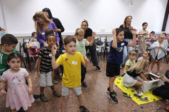 Divulgação: Filhos de funcionários acolhidos na creche emergencial montada pelo Rambam