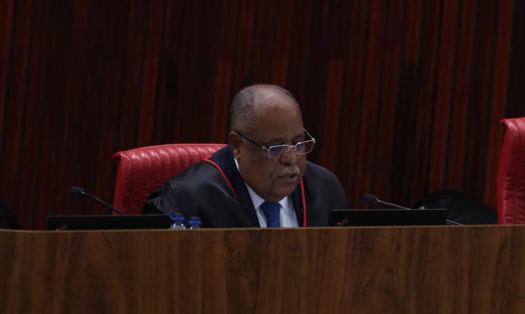 O ministro Benedito Gonçalves, do Tribunal Superior Eleitoral (TSE), votou nesta quinta-feira (26) pela condenação do ex-presidente Jair Bolsonaro por abuso de poder político e econômico pelas comemorações de 7 de setembro de 2022.