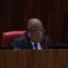 O ministro Benedito Gonçalves, do Tribunal Superior Eleitoral (TSE), votou nesta quinta-feira (26) pela condenação do ex-presidente Jair Bolsonaro por abuso de poder político e econômico pelas comemorações de 7 de setembro de 2022.