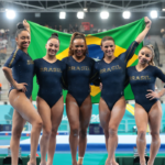 A equipe feminina de ginástica artística do Brasil conquistou a medalha de prata nos Jogos Pan-Americanos de Santiago, no Chile, na noite deste domingo (22). A equipe formada por Flávia Saraiva, Jade Barbosa, Júlia Soares, Carolyne Pedro e Rebeca Andrade igualou o melhor resultado do Brasil na história da prova, que havia sido alcançado nos Jogos do Rio de Janeiro, no ano de 2007.