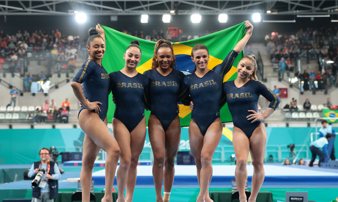 A equipe feminina de ginástica artística do Brasil conquistou a medalha de prata nos Jogos Pan-Americanos de Santiago, no Chile, na noite deste domingo (22). A equipe formada por Flávia Saraiva, Jade Barbosa, Júlia Soares, Carolyne Pedro e Rebeca Andrade igualou o melhor resultado do Brasil na história da prova, que havia sido alcançado nos Jogos do Rio de Janeiro, no ano de 2007.