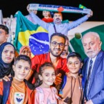 Mohammed (de vermelho) posa com o presidente Lula ao lado da família repatriada no voo com o grupo de Gaza. Foto: Ricardo Stuckert / PR