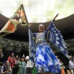 Porta-bandeira da Portela sofre racismo em aeroporto do Rio de Janeiro, diz família