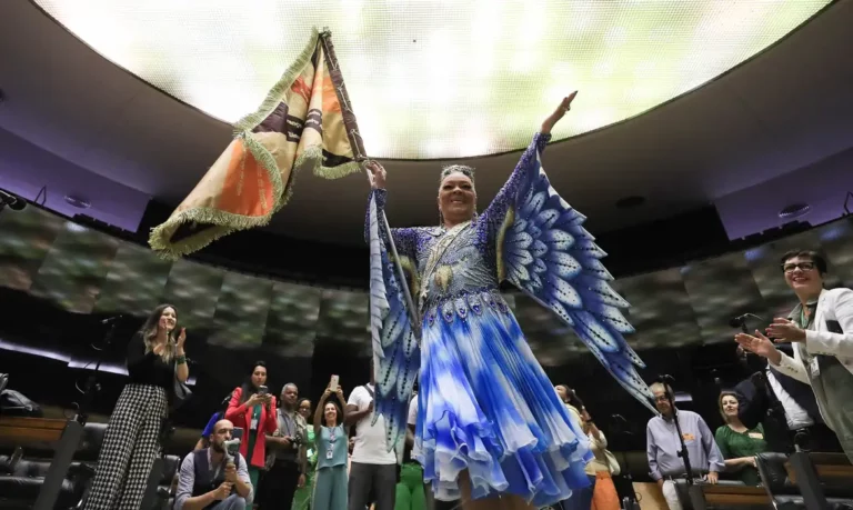 Porta-bandeira da Portela sofre racismo em aeroporto do Rio de Janeiro, diz família