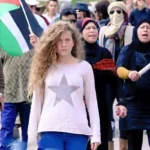 Ahed Al-Tamimi pode ser visto protestando durante uma manifestação contra o tratamento dispensado por Israel aos palestinos [2 Suns Shamsaan/Facebook]