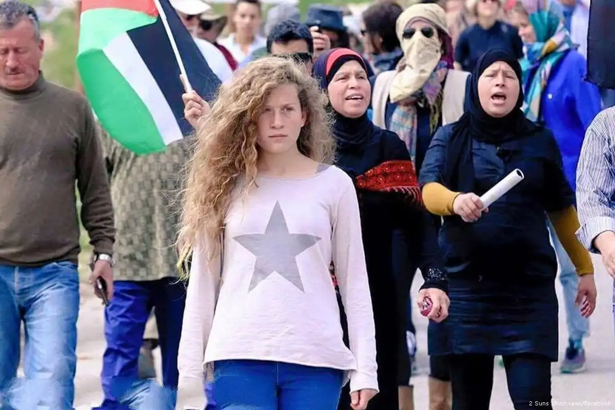 Ahed Al-Tamimi pode ser visto protestando durante uma manifestação contra o tratamento dispensado por Israel aos palestinos [2 Suns Shamsaan/Facebook]