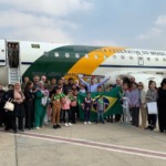 Grupo de Gaza reunido à frente da aeronave presidencial no Aeroporto Internacional do Cairo, no Egito. momentos antes da partida para o Brasil. Foto: GOV BR / FAB