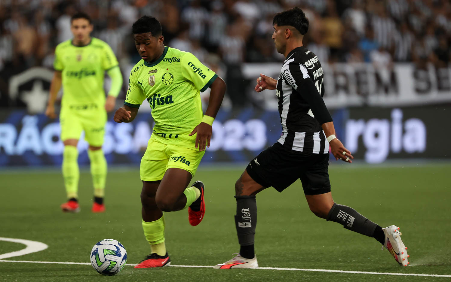 O jogador Endrick, da SE Palmeiras, disputa bola com o jogador do Botafogo FR, durante partida válida pela trigésima primeira rodada, do Campeonato Brasileiro, Série A, no Estádio Nilton Santos. (Foto: Cesar Greco/Palmeiras/by Canon)