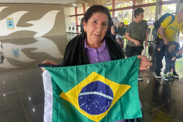 Nazmieh Mohamed, 72 anos, é a única moradora do Distrito Federal neste voo - Foto: Vinícius Neves / Secom PR
