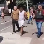 Reinaldo Carvalho de Oliveira, conhecido como Rei, deixando apartamento escoltado por policiais nesta quarta-feira (Foto: Reprodução de vídeo divulgada pelo O Globo)