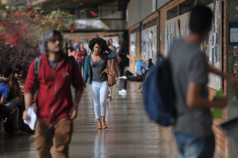 O programa tem como pré-requisito a reserva de vagas para estudantes egressos de escolas públicas - Foto: Marcello Casal Jr / Agência Brasil