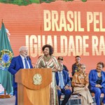 Presidente Lula fala ao público durante o lançamento do segundo Pacote pela Igualdade Racial, ao lado da deputada federal Benedita da Silva - Foto: Ricardo Stuckert / PR