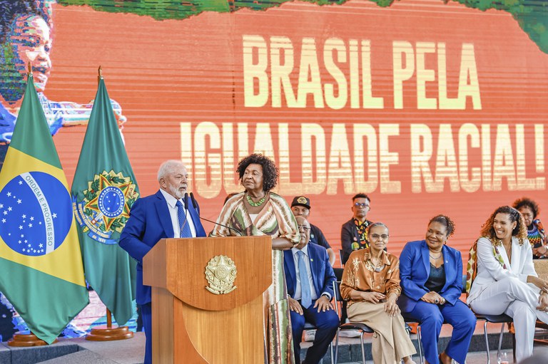 Presidente Lula fala ao público durante o lançamento do segundo Pacote pela Igualdade Racial, ao lado da deputada federal Benedita da Silva - Foto: Ricardo Stuckert / PR